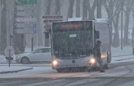 Dimri mbërthen Evropën - Trafiku në kaos nga bora dhe ngricat