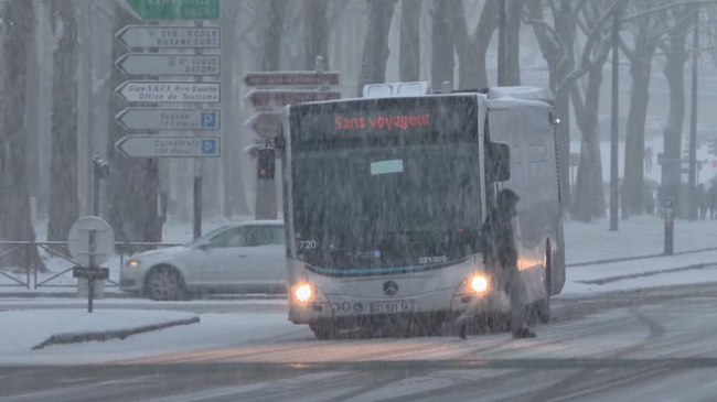 Dimri mbërthen Evropën - Trafiku në kaos nga bora dhe ngricat