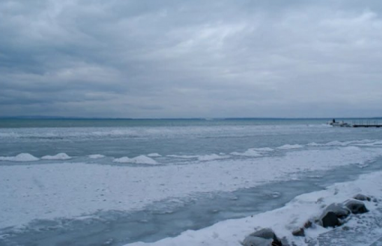 Shikoni skena të pazakonta: Për shkak të temperaturave të ulëta, Liqeni Balaton ngriu për herë të parë në nëntë vjet