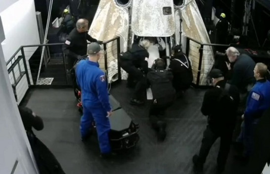 Kapsula me astronautin e sëmurë dhe tre anëtarë të ekuipazhit zbriti në Tokë