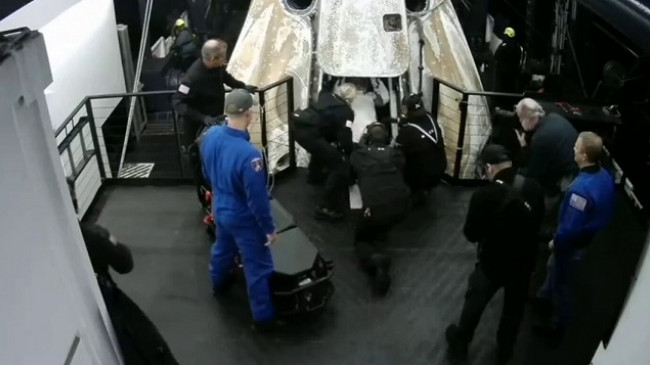 Kapsula me astronautin e sëmurë dhe tre anëtarë të ekuipazhit zbriti në Tokë