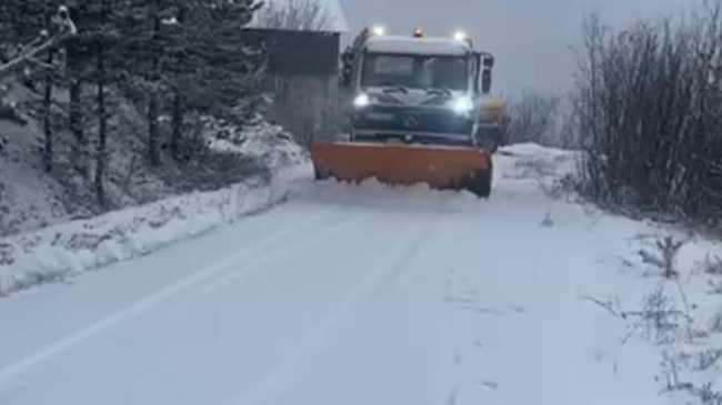 Rikthehen reshjet e borës në Shqipëri: ARRSH njofton për situatën në akset rrugore