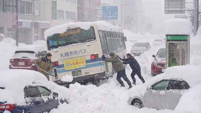 Valët e ftohta sjellin reshje rekord bore në Japoni