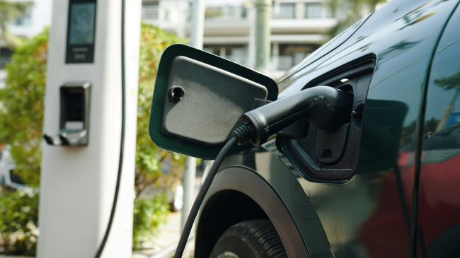 Rriten shitjet e veturave, interes i shtuar për elektriket