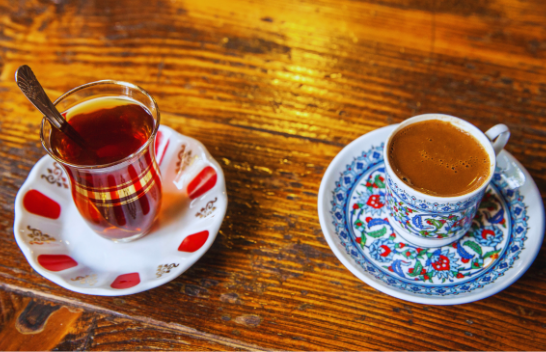Kafe apo çaj? Cili të jep më shumë energji në mëngjes?