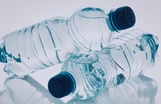 Uji i ambalazhuar mund të përmbajë shumë më tepër nanoplastikë sesa uji i rubinetit