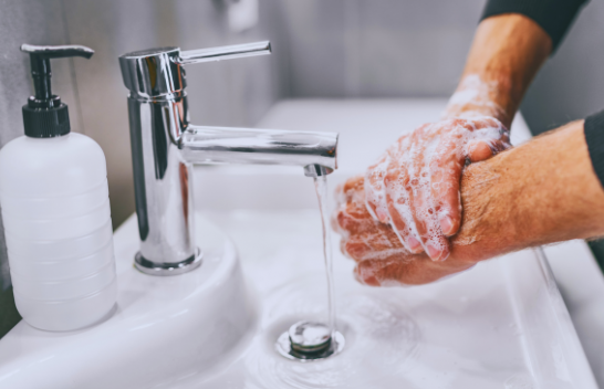 A është uji i nxehtë më i mirë se uji i ftohtë për larjen e duarve?