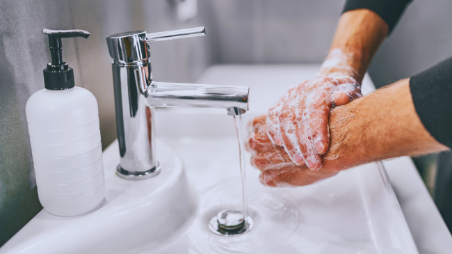 A është uji i nxehtë më i mirë se uji i ftohtë për larjen e duarve?