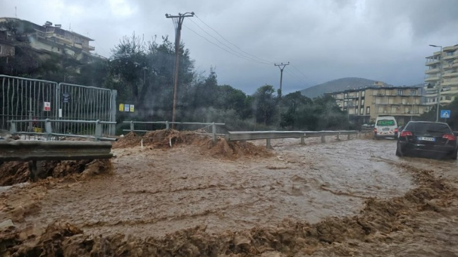 Përmbytje në Himarë, përroi del nga shtrati dhe uji mbulon rrugët