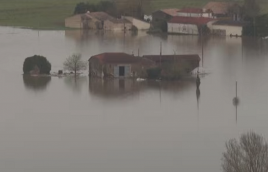 Stuhia dimërore godet Francën dhe Spanjën, përmbytjet detyrojnë banorët të përdorin varka në vend të veturave