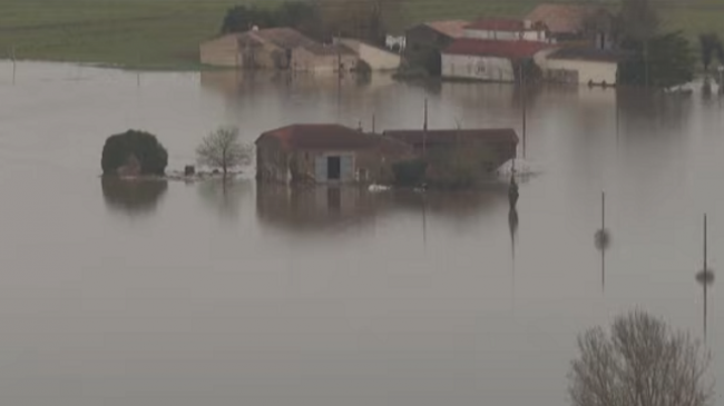 Stuhia dimërore godet Francën dhe Spanjën, përmbytjet detyrojnë banorët të përdorin varka në vend të veturave