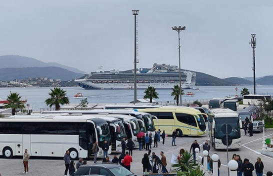 Fluks turistik në Sarandë, nis sezoni i hershëm i pushimeve