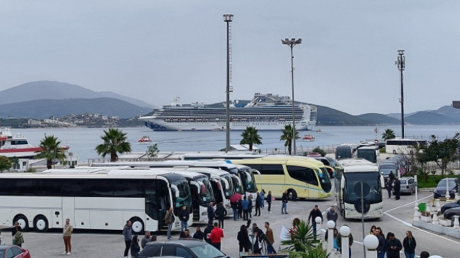 Fluks turistik në Sarandë, nis sezoni i hershëm i pushimeve