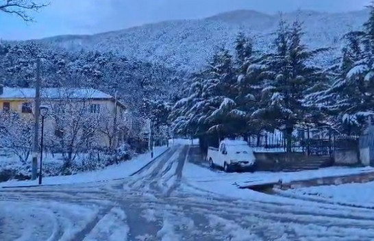 Dimri rikthehet në pranverë, borë në zonat malore të Elbasanit