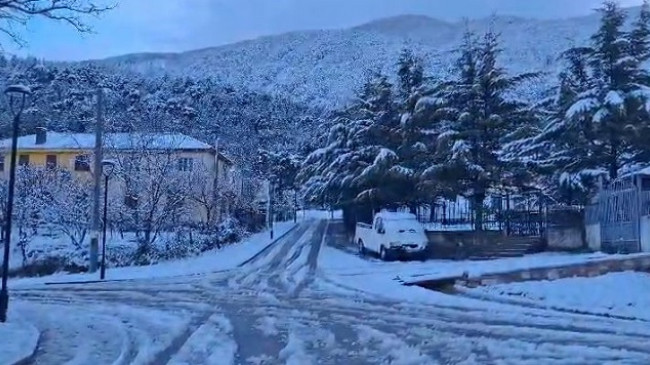 Dimri rikthehet në pranverë, borë në zonat malore të Elbasanit