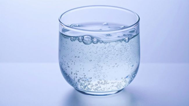 Si ndikon pirja e ujit mineral në shëndetin tuaj