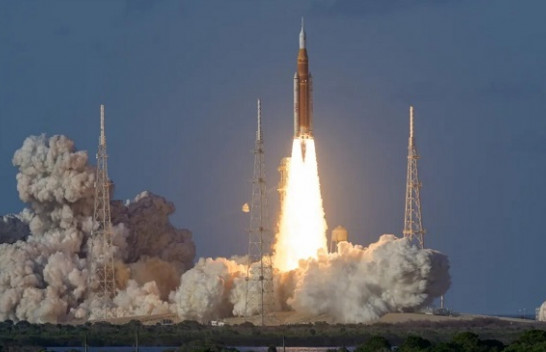 Astronautët e misionit Artemis II u nisën në një udhëtim historik rreth hënës