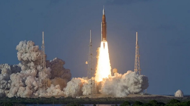Astronautët e misionit Artemis II u nisën në një udhëtim historik rreth hënës