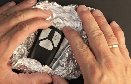 Mbështjellja e çelësave të veturës me letër alumini mund të ndihmojë në ndalimin e hajdutëve - Sipas shkencës
