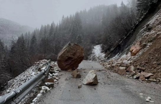Kujdes në rrugën Pejë–Rugovë, një gur gjigant bie nga mali