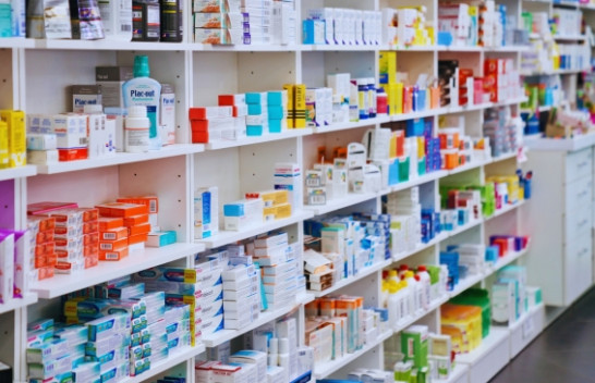 EPA synon të përcaktojë mikroplastikat dhe produktet farmaceutike si ndotës në ujin e pijshëm
