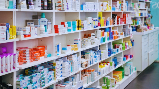 EPA synon të përcaktojë mikroplastikat dhe produktet farmaceutike si ndotës në ujin e pijshëm