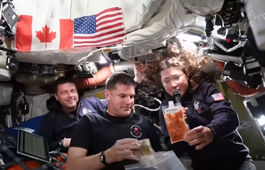 Astronautët tregojnë se çfarë hanë gjatë rrugës për të fluturuar rreth Hënës: Ushqim në një formë që shihet rrallë
