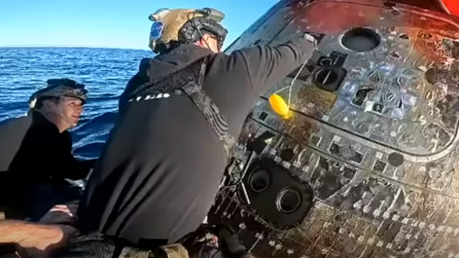 Shikoni momentin kur zhytësit hapën derën e kapsulës që përmbante astronautët Artemis II