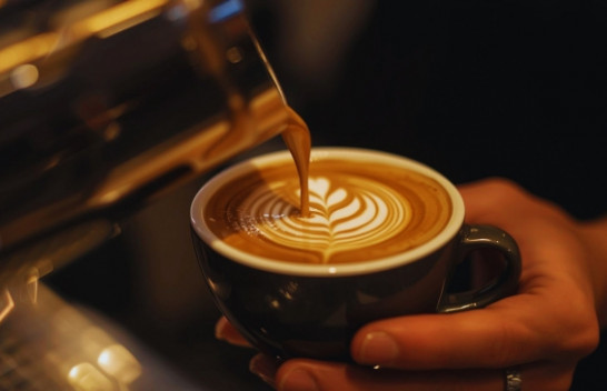 Dy deri në tre kafe në ditë lidhen me rreziqe më të ulëta për shëndetin mendor