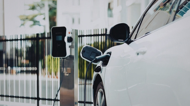 Automjetet elektrike kalojnë pikën e kthesës, duke shkëputur lidhjen me çmimet e naftës