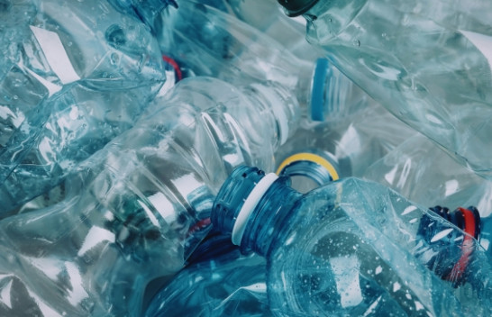 Ja se si përdorimi i më shumë plastikës së ricikluar mund të lehtësojë dhimbjen e goditjeve të naftës