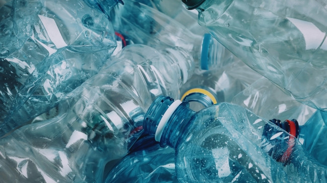 Ja se si përdorimi i më shumë plastikës së ricikluar mund të lehtësojë dhimbjen e goditjeve të naftës