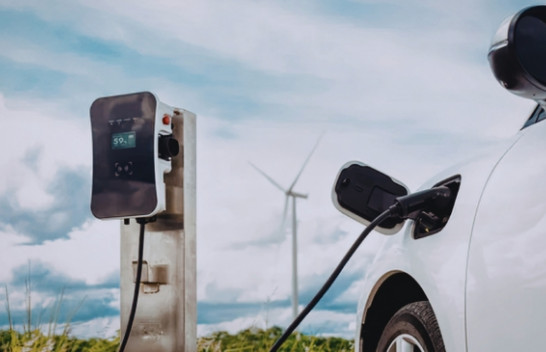 Kriza e naftës po merr vrull, po vjen koha për veturat elektrike
