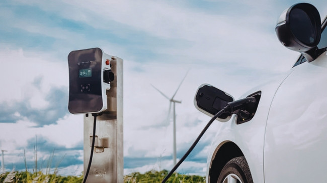 Kriza e naftës po merr vrull, po vjen koha për veturat elektrike