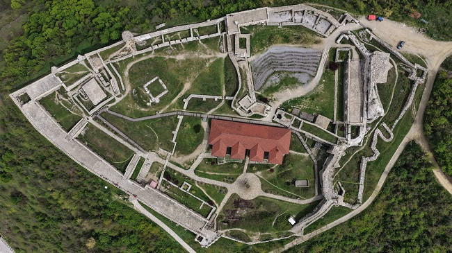 Mbyllen përkohësisht disa zona të Kalasë së Prizrenit, pezullohen aktivitetet