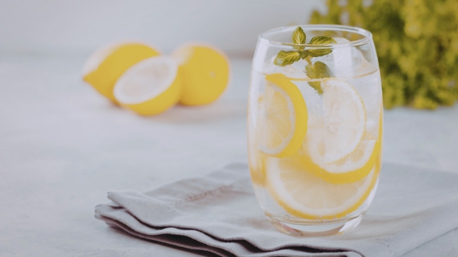Uji me limon nuk është një mrekulli, por mund të ketë përfitime të vërteta për trupin