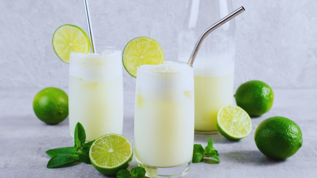 A e keni provuar limonadën braziliane? Pija ekzotike me limon është gati brenda pak minutash