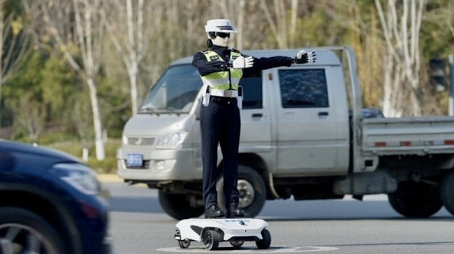 Polici Robot në Kinë: Ky është ndoshta humanoidi më i frikshëm, perfekt për siguri