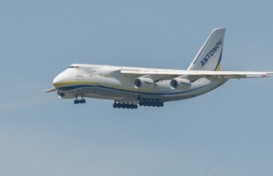 Gjiganti i qiellit zbret në Prishtinë: Antonov An-124 ‘Ruslan’ në pistën e ‘Adem Jasharit