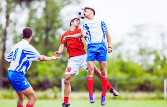 Goditjet me kokë në futboll mund të shkaktojnë dëmtime në tru para çdo reagimi të dukshëm fizik