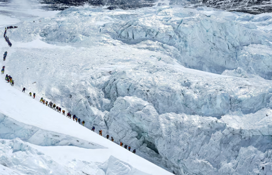 Rekord në Everest: 274 alpinistë u ngjitën në majë brenda një dite