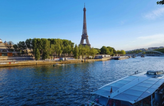 Parisi fton qytetarët të freskohen në kanal gjatë valës së të nxehtit 40 gradë Celsius