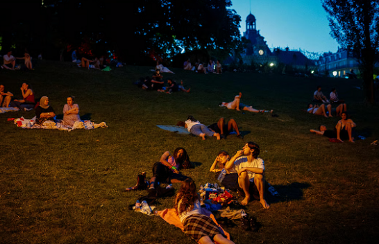 Parisienët flenë në parqe për t'u freskuar gjatë valës së të nxehtit