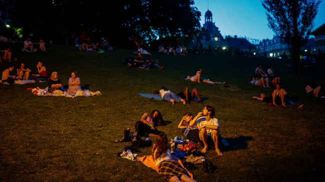 Parisienët flenë në parqe për t'u freskuar gjatë valës së të nxehtit
