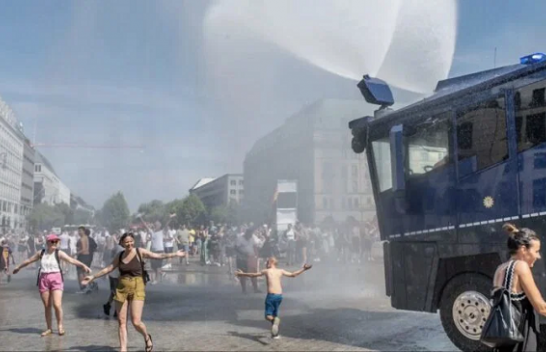 Gjermanët po "digjen" në temperatura rekord: policia doli në rrugë dhe i lagu njerëzit me ujë