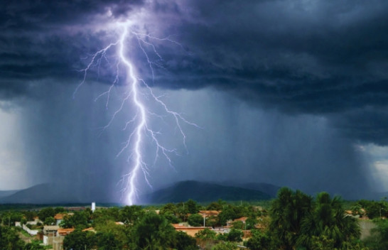 Pse pas valëve të të nxehtit shpesh vijnë stuhi të forta? Ja shpjegimi i meteorologëve