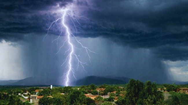 Pse pas valëve të të nxehtit shpesh vijnë stuhi të forta? Ja shpjegimi i meteorologëve