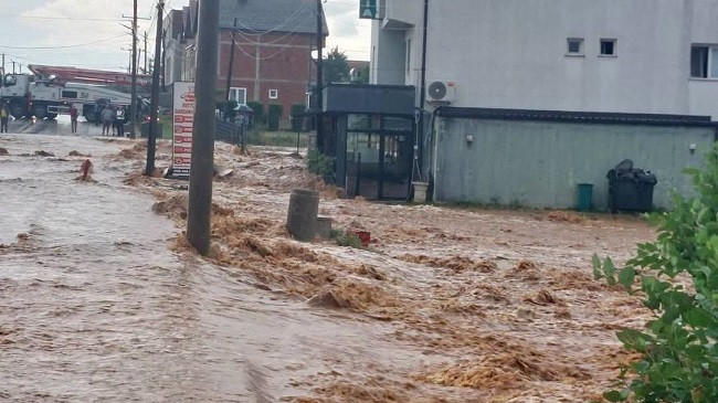 Gjendje e rënduar në Dardani të Ferizajt pas vërshimeve, Basha reagon në terren