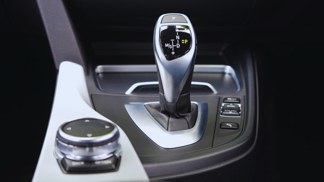 Dilema e shumë shoferëve: A mund të kursejë karburant ndërrimi manual i marsheve në një transmision automatik?