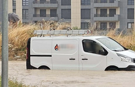Reshjet e dendura shkaktojnë vështirësi në Prizren, një furgon mbetet i bllokuar nga uji